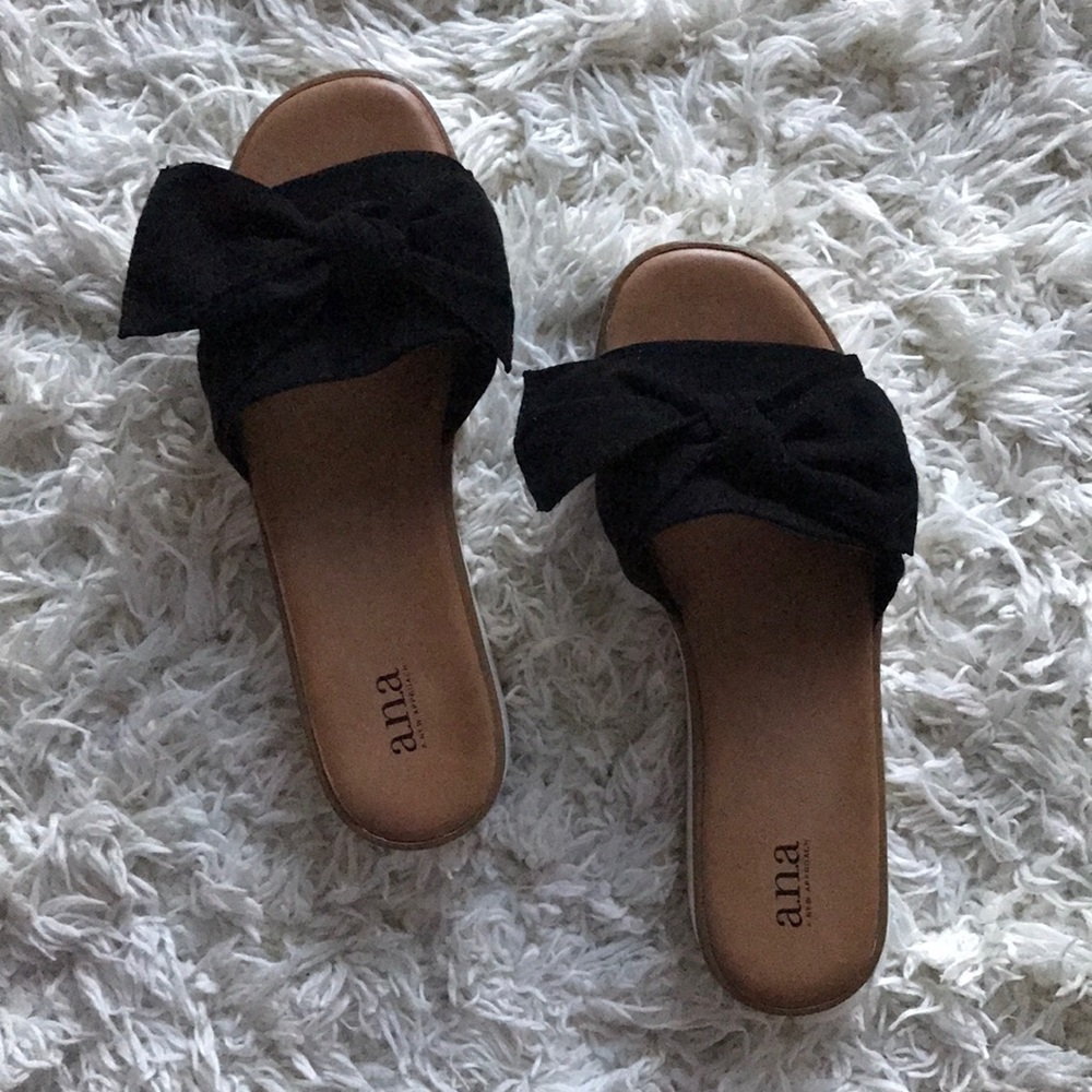 Black bow wedged flats